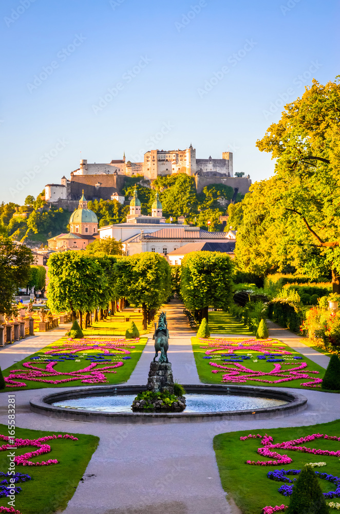 Naklejka premium Piękny widok na twierdzę Hohensalzburg ze słynnego ogrodu Mirabell w Salzburgu w Austrii