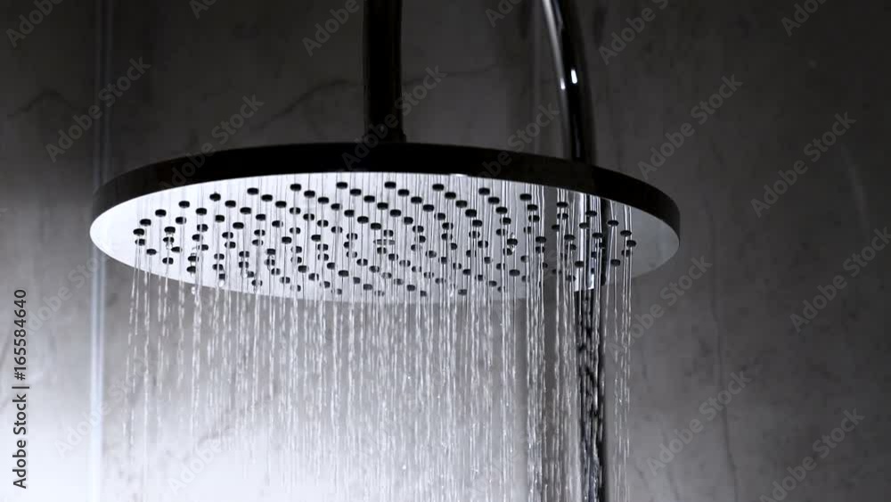 douche coule en gros plan et slow motion 