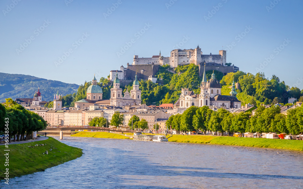 Obraz premium Piękny widok na Salzburg, twierdzę Hohensalzburg i rzekę Salzach latem, Salzburg, Salzburger Land, Austria