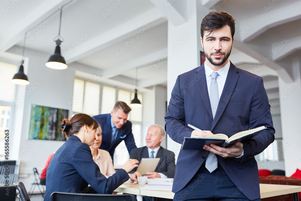 Mann als Berater und Controller StockFoto Adobe Stock