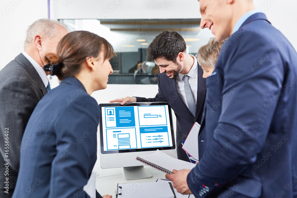 Naklejka premium Planung von Webdesign und SEO im Business