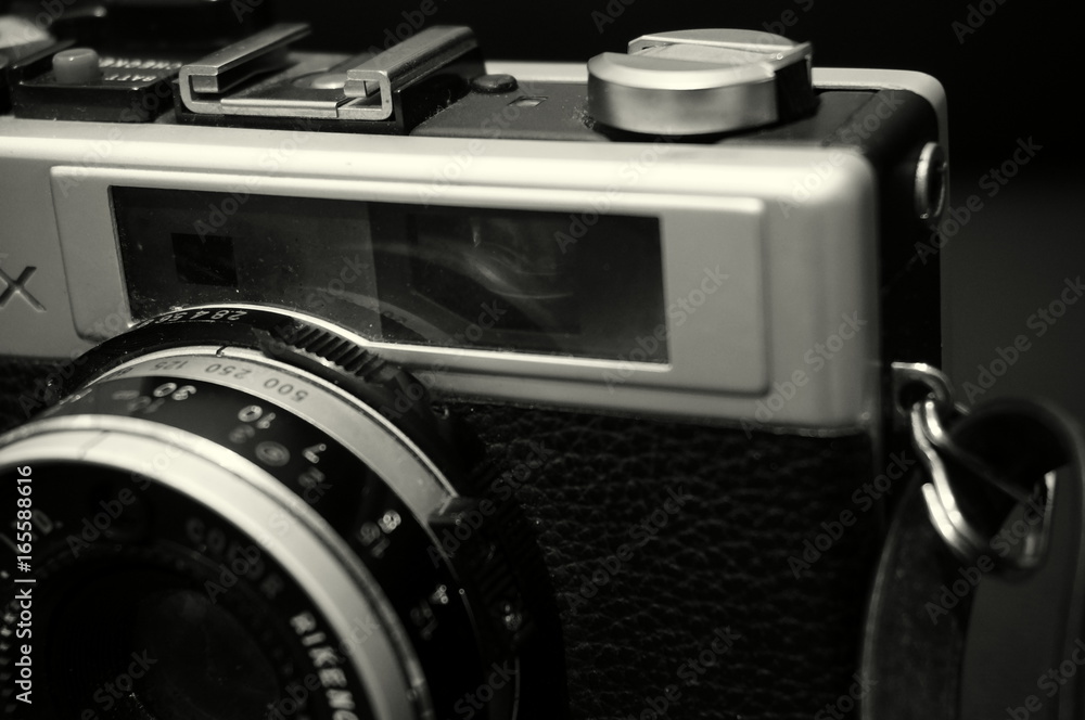 Black and white image of an old camera