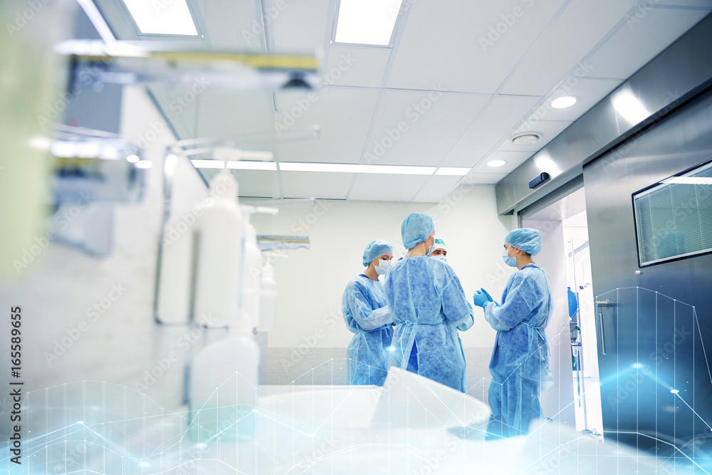 Obraz premium group of surgeons in operating room at hospital