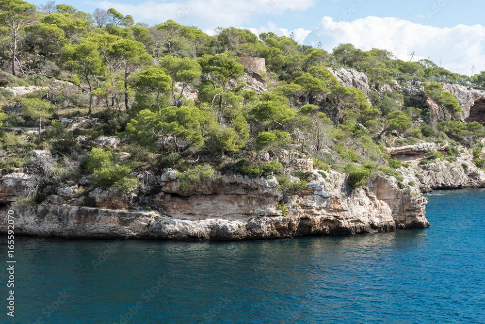 felsige Bucht auf Mallorca mit historischem Turm