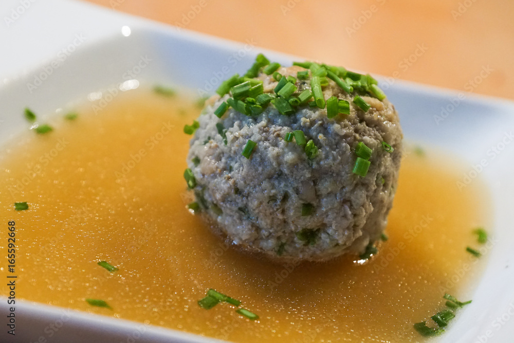 Fleischsuppe mit Leberknödel und Schnittlauch
