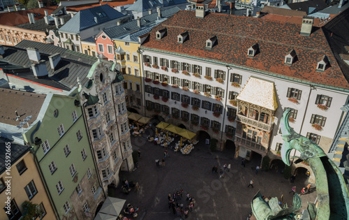 Obraz na płótnie Goldenes Dachl und Innsbrucker Altstadt vom Stadtturm aus gesehen w salonie