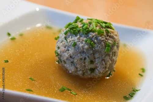 Obraz na płótnie Fleischsuppe mit Leberknödel und Schnittlauch w salonie
