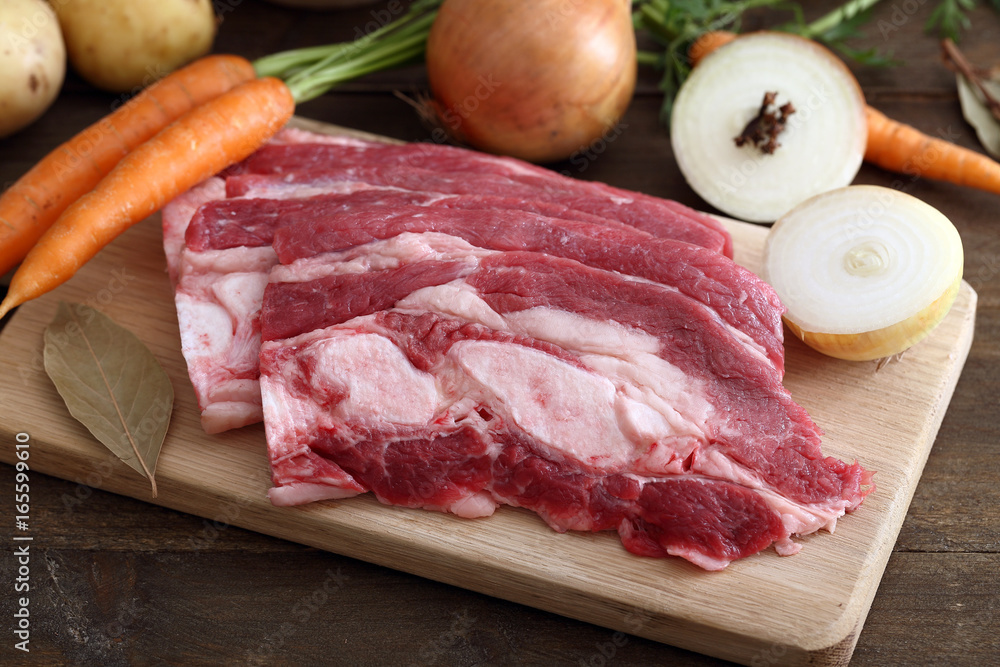 carne cruda di bovino su tavolo di cucina rustico carne cruda di bovino su tavolo di cucina rustico