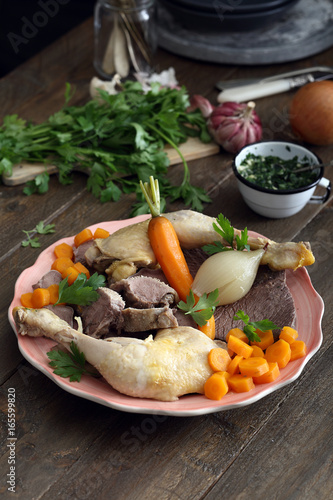 bollito di carne mista con verdure su tavolo di cucina rustico