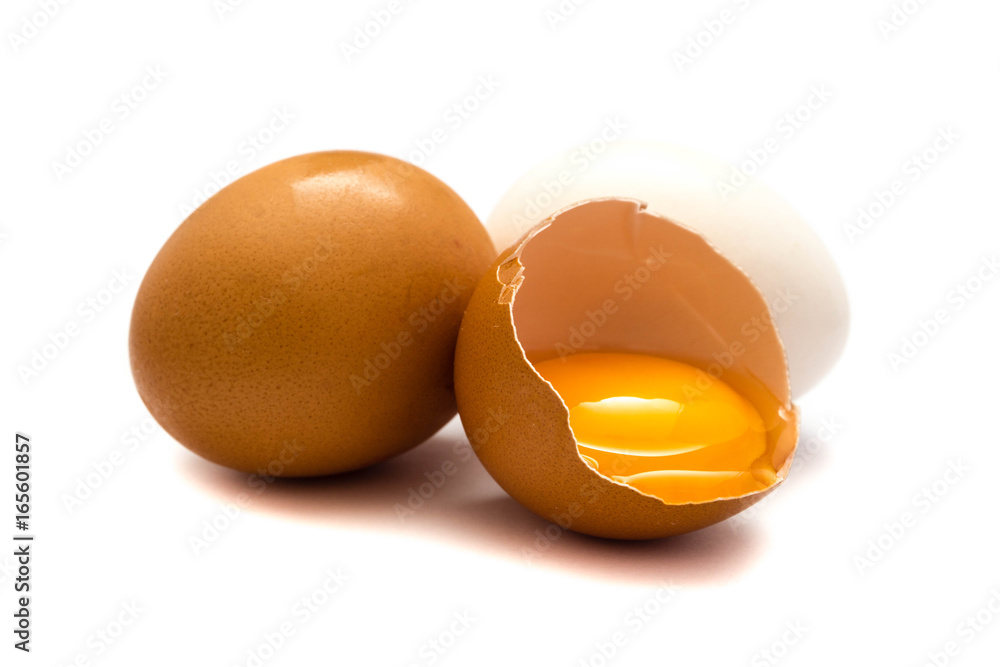 Braunes Ei Hühnerei Eier 
isoliert freigestellt auf weißen Hintergrund, Freisteller
