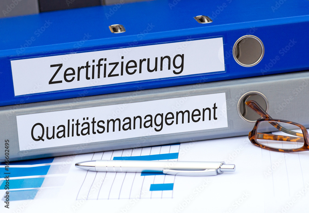 Zertifizierung und Qualitätsmanagement, zwei Ordner auf Schreibtisch im Büro - Audit, Qualitätsprüfung, Qualitätskontrolle, Dokumentation Zertifizierung und Qualitätsmanagement, zwei Ordner auf Schreibtisch im Büro - Audit, Qualitätsprüfung, Qualitätskontrolle, Dokumentation