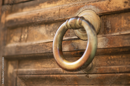 Fotografie Old door handle in the form of a ring