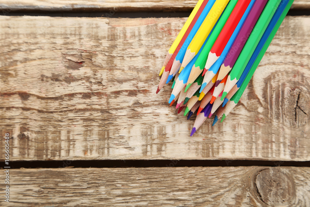 Obraz premium Drawing colourful pencils on brown wooden table