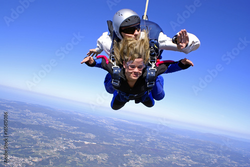 Skydive tandem exhilaration © Mauricio G
