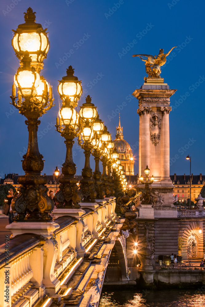 Pont Alexandre III und Invalidendom in Paris, Frankreich