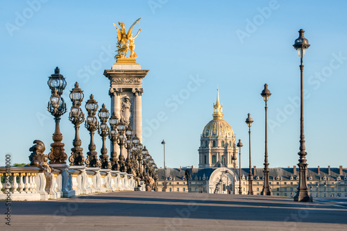 Pont Alexandre III und Invalidendom in Paris, Frankreich © eyetronic