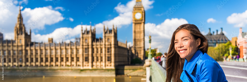 Fototapeta premium Londyński Big Ben Westminster kobiety turystyczny Azjatycki sztandar. Miejskie podróże do Europy, tło budynków Parlamentu, Anglia, Wielka Brytania. Poziome przycięcie panoramiczne w przestrzeni kopii.