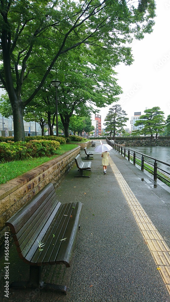 Obraz premium 富山城 お堀前のベンチ