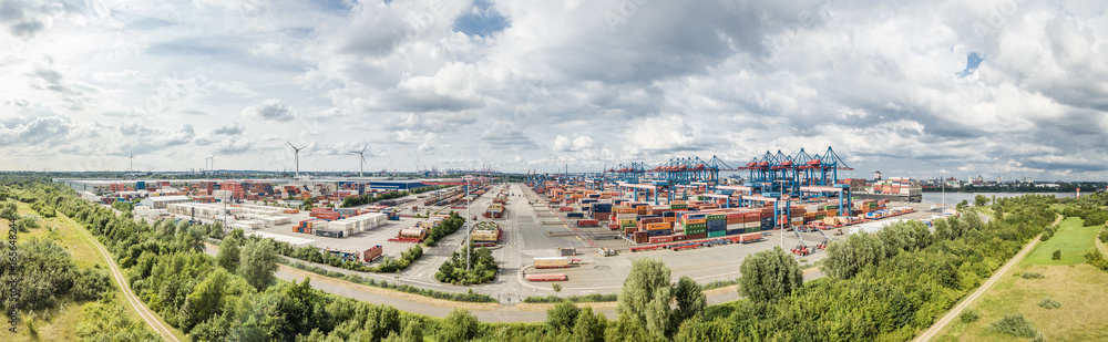 Obraz premium Hamburg / Germany - July 14, 2017: The highly automated container terminal in Altenwerder is one of the most modern and innovative of the world