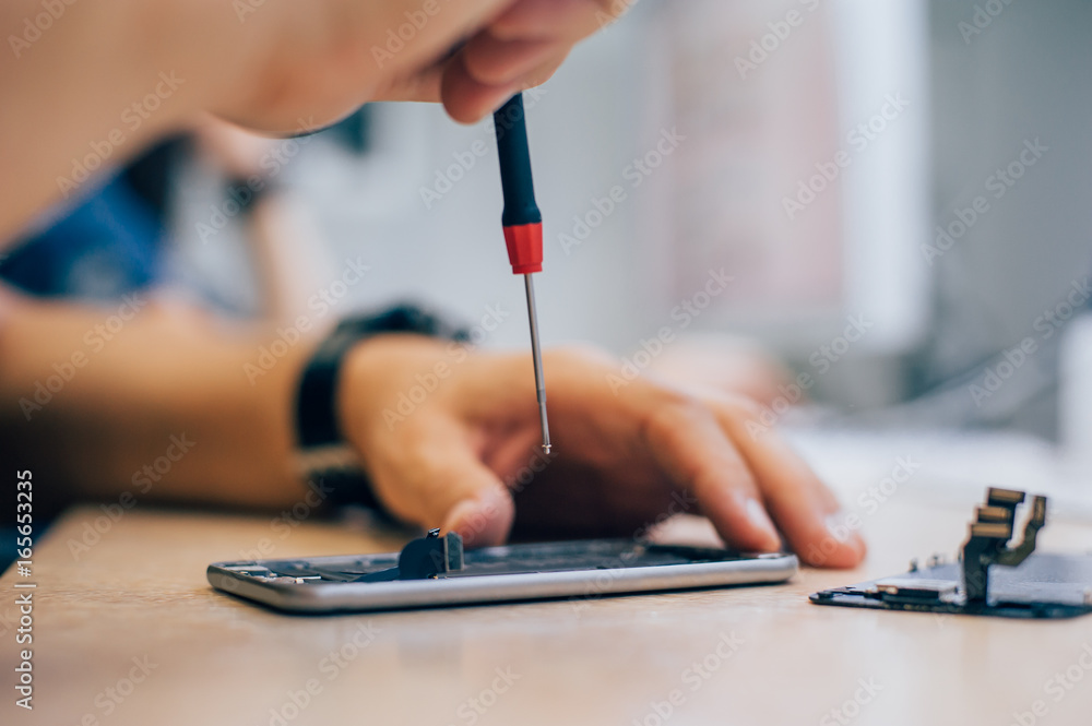 Ταπετσαρία Technician repair faulty mobile phone in electronic smartphone technology servic