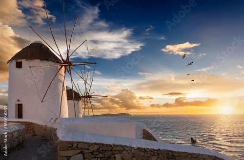 Die Windmühlen von Mykonos bei Sonnenuntergang, ohne Menschen, Griechenland photo