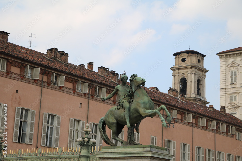 Φωτογραφία Equestrian statue in front of the Palazzo Reale in Turin, Piedmont Italy