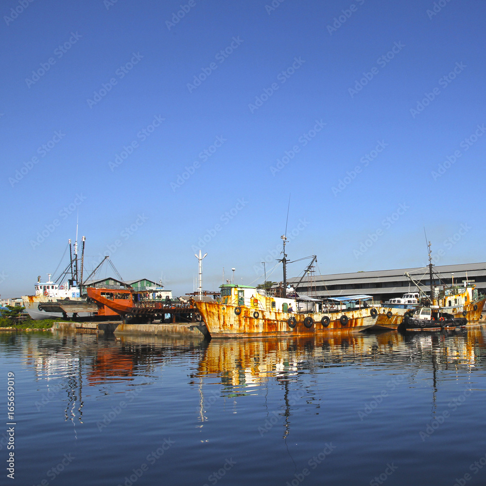 Φωτογραφία Old rusty ships are at berth, Square frame
