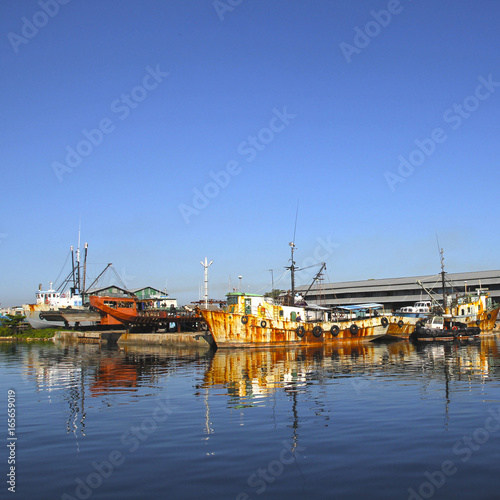 Canvas Print Old rusty ships are at berth, Square frame