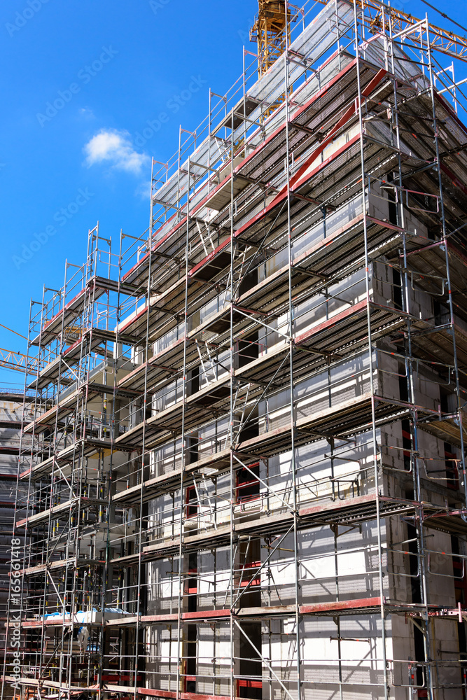 Rohbau eines Wohnblocks eingerüstet Rohbau eines Wohnblocks eingerüstet