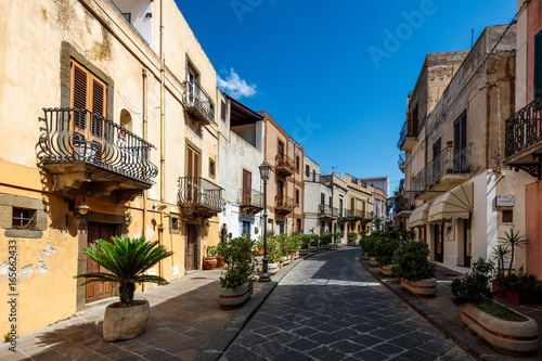 Fototapeta Naklejka Na Ścianę i Meble -  Typical Sicilian street, Lipari, Aeolian islands, Sicilia 