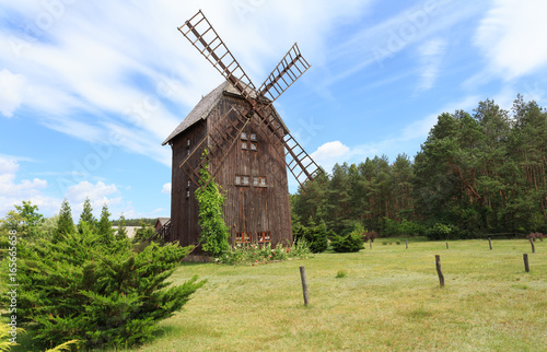 
Zabytkowy wiatrak drewniany typu koźlak, w przeszłości charakterystyczny dla polskiego krajobrazu wiejskiego