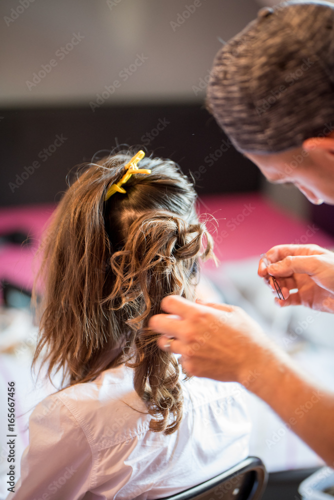 Fototapeta premium Coiffure de mariage, préparation de la mariée