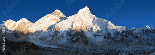Evening panoramic view of Mount Everest from Kala Patthar © Daniel Prudek