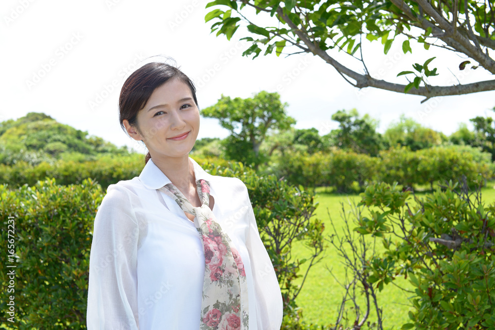 寛ぐ女性 寛ぐ女性