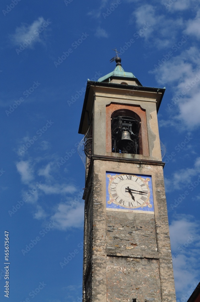 Kirchturm mit Kirchenglocke der Kirche von Orselina bei Locarno im Tessin - Schweiz