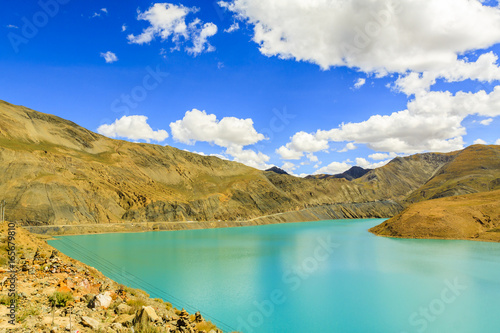 Fototapeta Naklejka Na Ścianę i Meble -  Lake with blue sky at Tibet