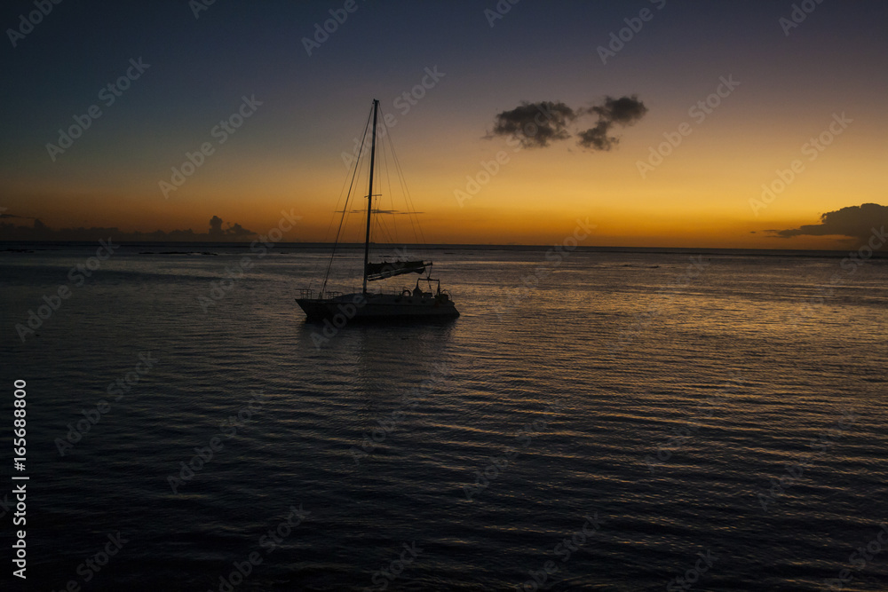 Fototapeta premium voilier couché de soleil - Sunken sailboat