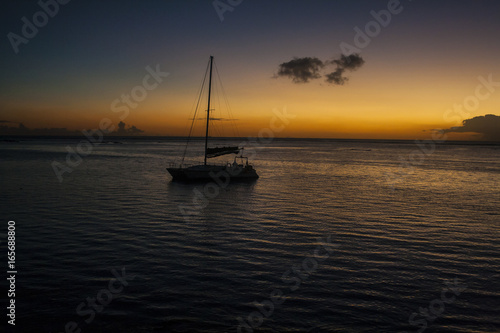 voilier couché de soleil - Sunken sailboat © Philippe