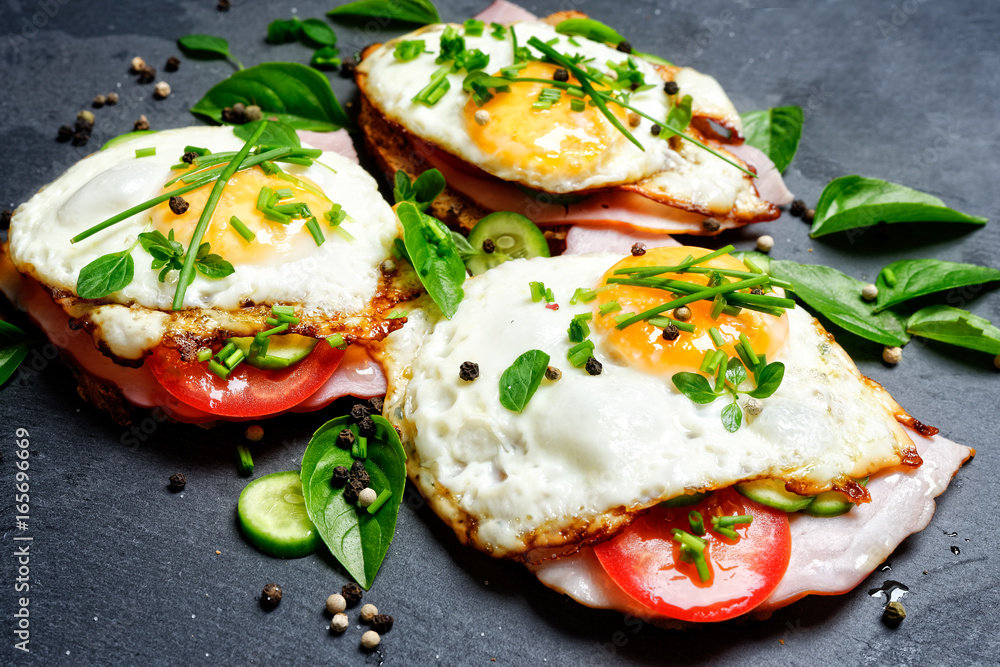 spiegelei auf brot mit gemüse spiegelei auf brot mit gemüse