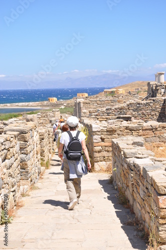 femme marchant dans le site archéologique de Délos Mykonos Grèce
