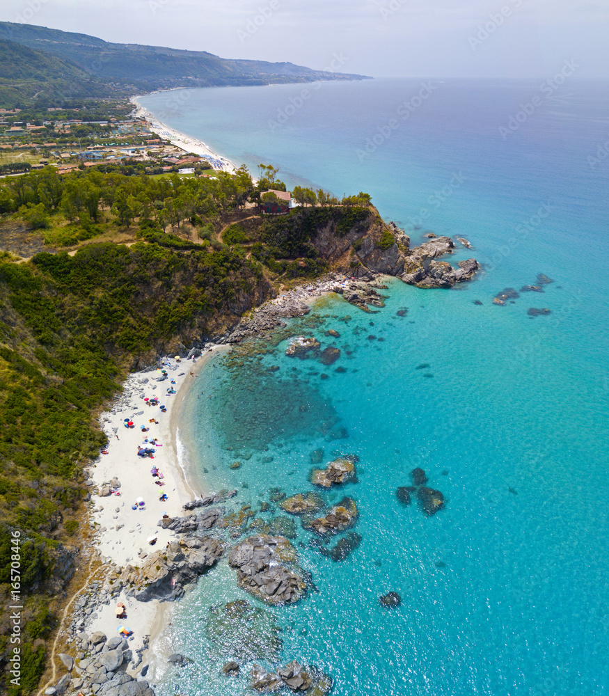 Paradiso del sub, spiaggia con promontorio a picco sul mare. Zambrone, Calabria, Italia. Immersioni relax e vacanze estive