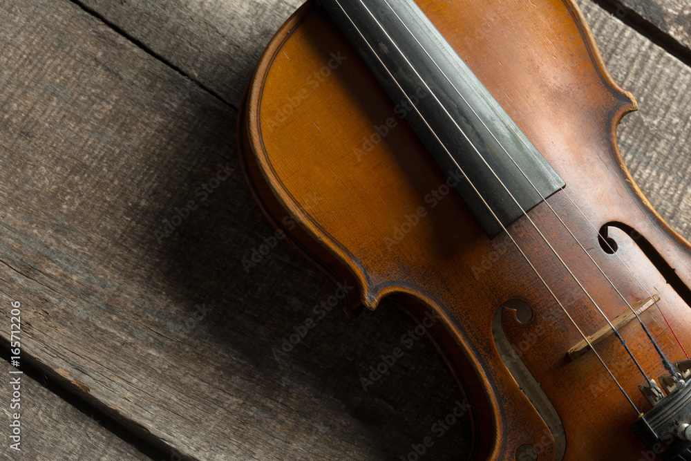 Fototapeta premium Violin on a wooden textured table