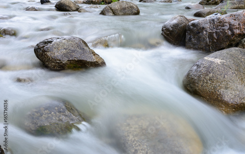 Wasser Hintergrund mit Stein und Fels