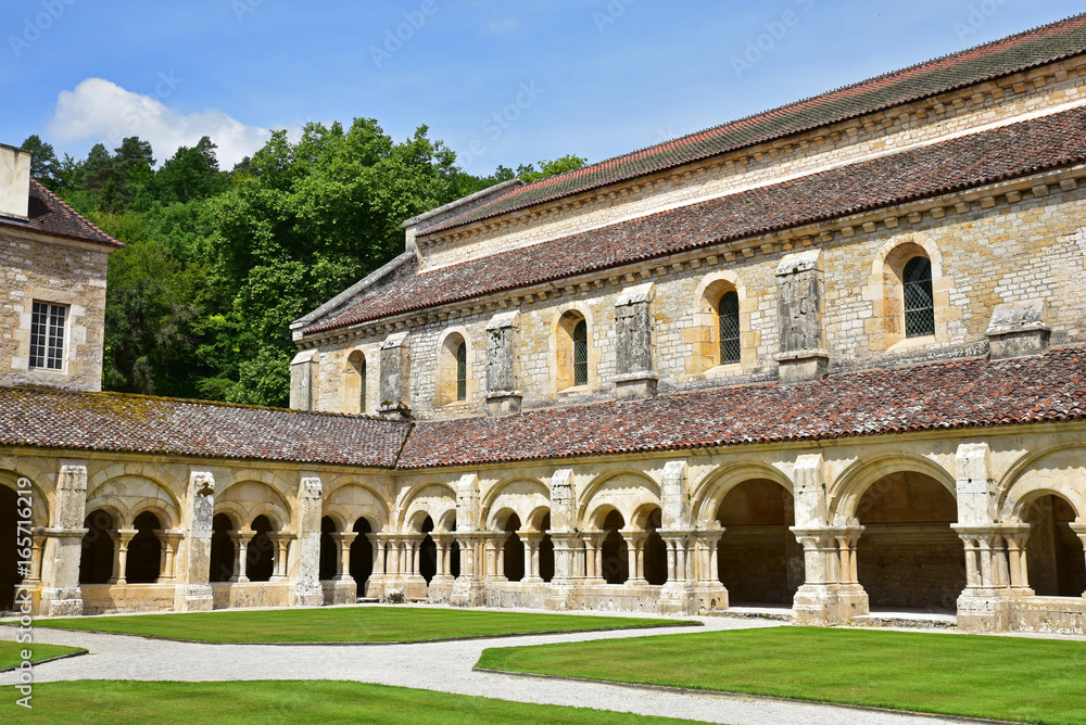 Cloître de l'abbaye cistercienne de Fontenay en Bourgogne, France