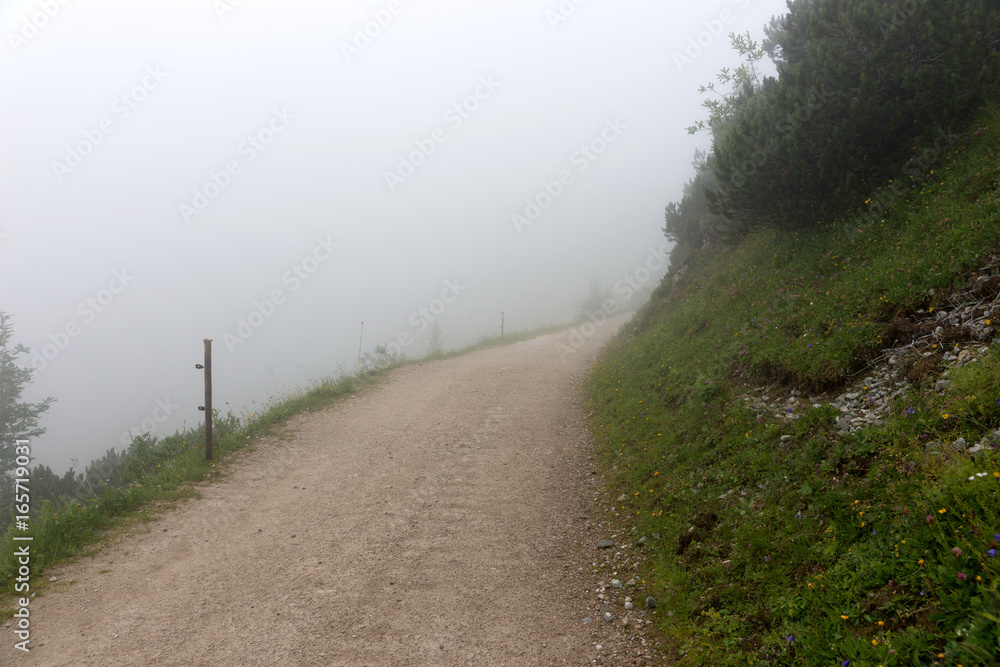 Nebel auf dem Wanderweg in den Bergen Nebel auf dem Wanderweg in den Bergen