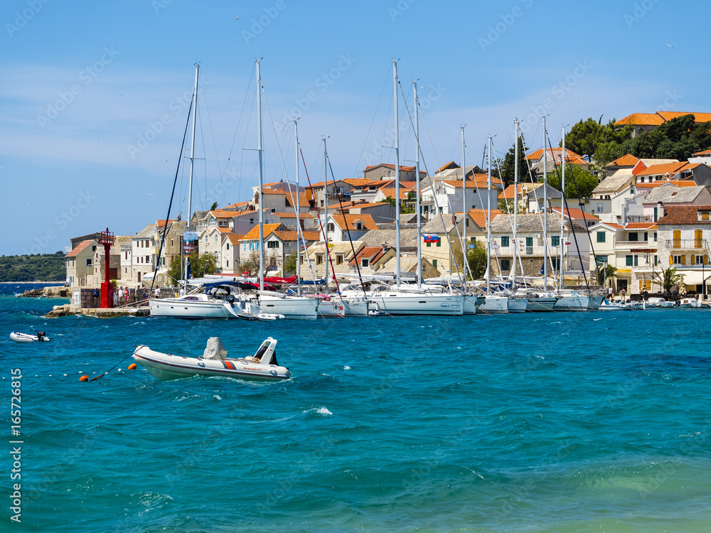 Obraz premium Kroatien, Adriaküste, Dalmatien, Region Split, Primošten, Šibensko-Kninska, Blick auf die Halbinsel Primosten