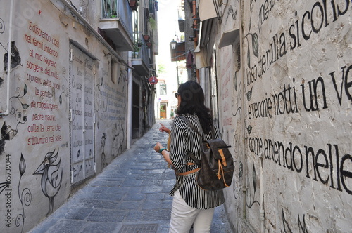 Salerno - Vicolo del centro storico - Poesie murales