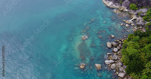 Aerial Drone Tropische Aussicht auf Küste blaues Meer Felsen perfektes Urlaubsfeeling