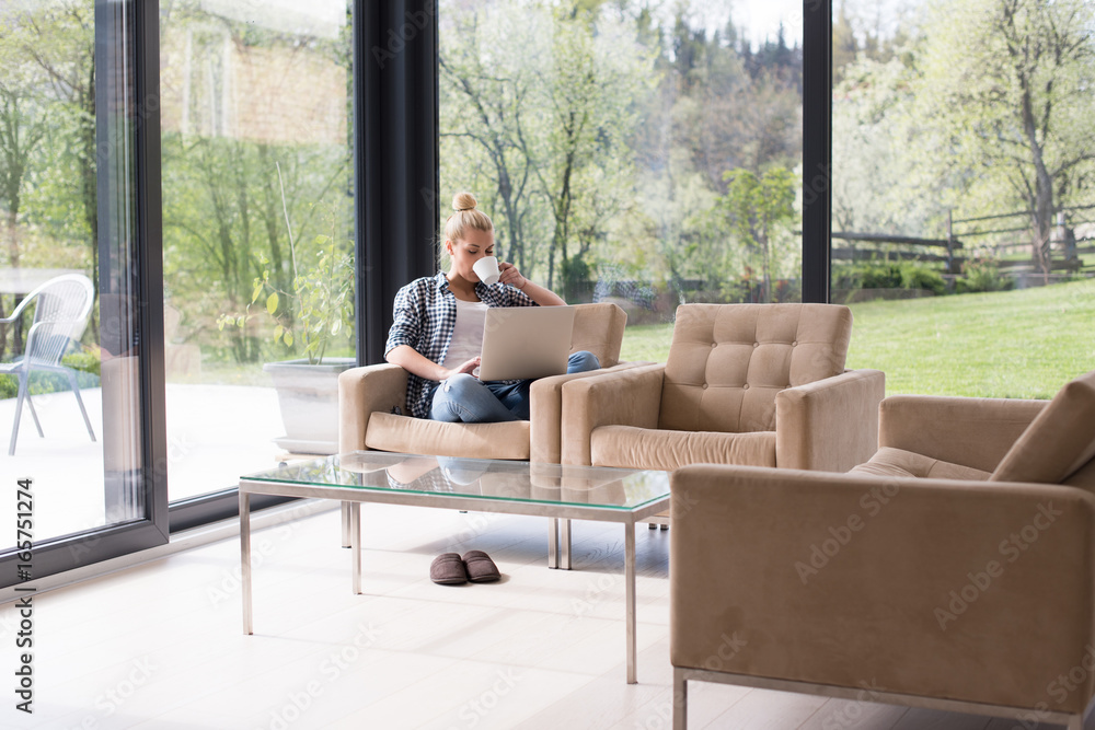 Obraz premium woman drinking coffee enjoying relaxing lifestyle