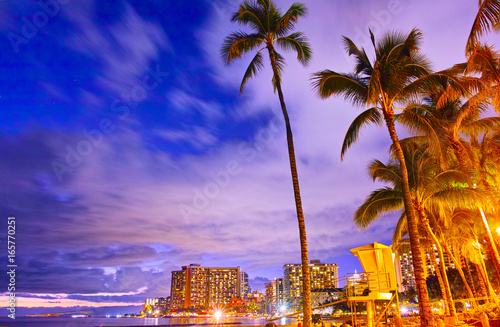 ハワイ　ワイキキビーチの夜景 © 7maru